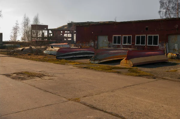 Vista de los antiguos hangares de aviones en Rusia, Baltysk —  Fotos de Stock