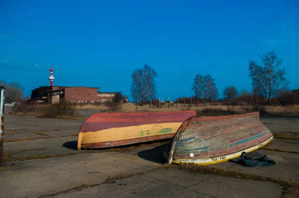 Vista sobre los barcos que yacen en hangares pescadores — Foto de Stock