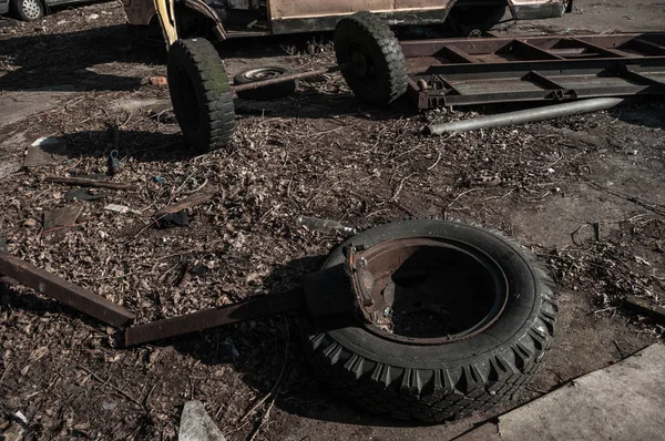 Bekijk van de oude auto op dump trucks, Baltiejsk, Rusland — Stockfoto