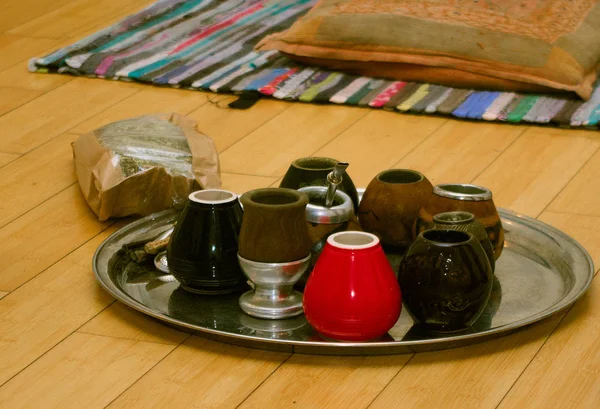 Bir tepsi üzerinde durmaya Calabash dostum