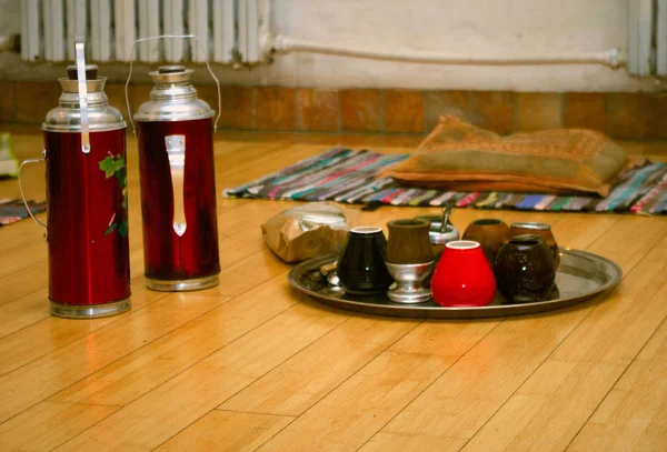 Bir tepsi üzerinde durmaya Calabash dostum