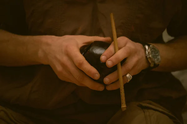 Holding eller ve bombilla olduğunu Calabash