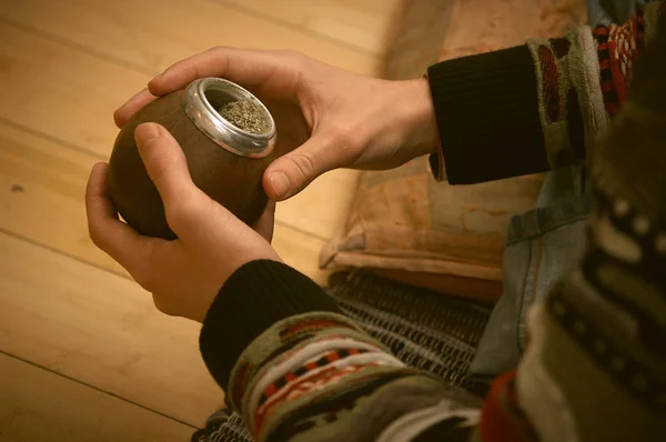 Hombre sosteniendo calabaza con mate en las manos — Foto de Stock