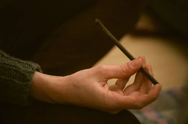 bir bombilla elinde tutan adam