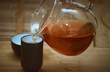 Master çay Çin çay töreni dökülen.