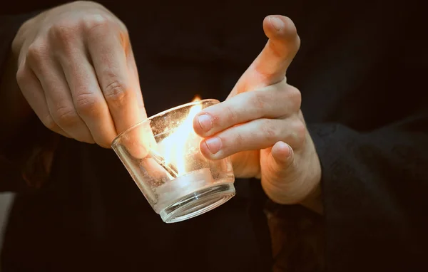 Muž zapálí svíčku — Stock fotografie