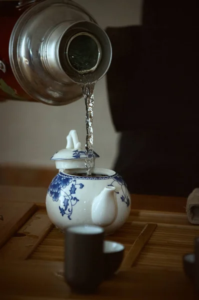Maître verse le thé lors de la cérémonie du thé chinois — Photo