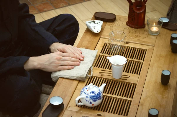 Plateau de thé avec accessoires pour la cérémonie du thé chinois — Photo