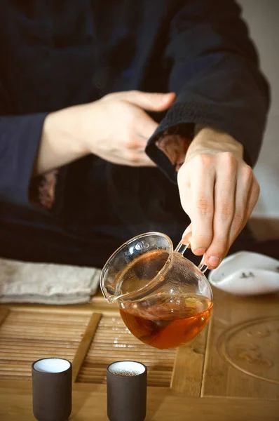 Master pours tea in Chinese tea ceremony — Stock Photo, Image