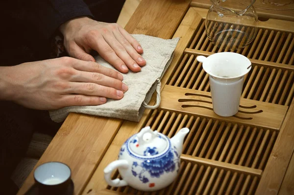 Çay kurulu ile Çin çay töreni için aksesuarlar