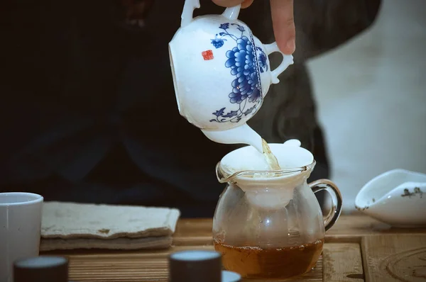 Meister gießt Tee in chinesische Teezeremonie Stockfoto