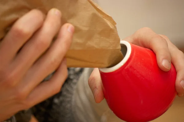 Hombre sosteniendo calabaza con mate en las manos — Foto de Stock