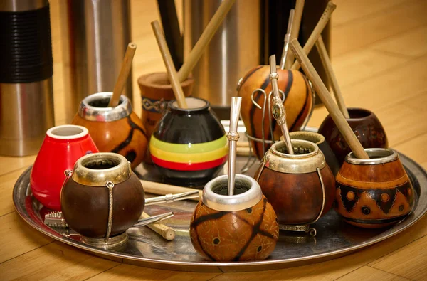 Bir tepsi üzerinde durmaya Calabash dostum