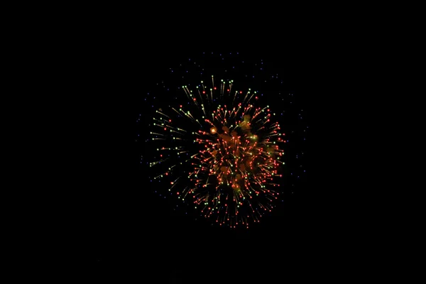 Праздничный фейерверк из цветных огней изолирован на черном фоне ночного неба — стоковое фото