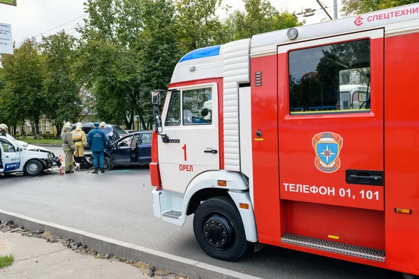 緊急事態省からの救助を持って来た赤い消防車 — ストック写真