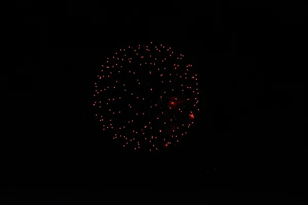 Fuochi d'artificio vacanza di luci colorate isolate su sfondo nero — Foto Stock