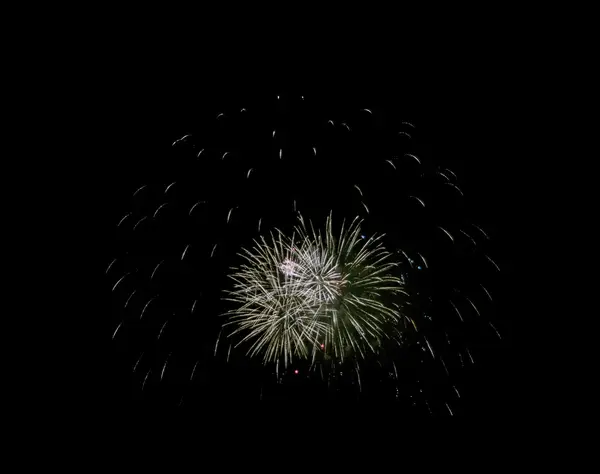 Fuochi d'artificio vacanza di luci colorate isolate su sfondo nero — Foto Stock