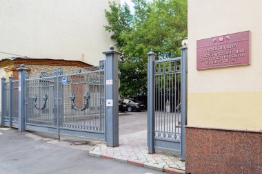 Moskova Devlet dil Üniversitesi kapısı girişi