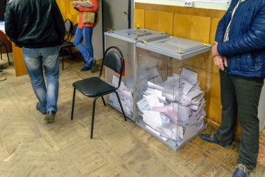 Urns ile oy pusulaları seçim günü bir Yoklama İstasyonu