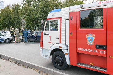 İtfaiyeci araba çarpışma iki araba arasında yerine. Kurtarma ekipleri çalışma