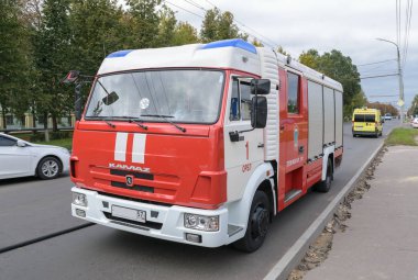 İtfaiyeci araba ayakta yanında ambulans araba yolda