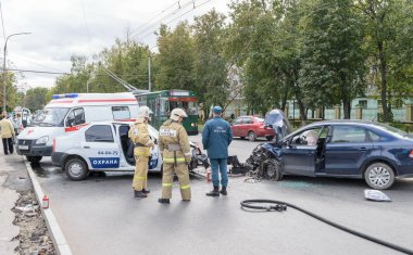 Kurtarma ekipleri ve ambulans araba yere trafik kazası