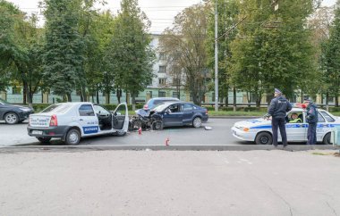 Bir devriye arabası polis memuru trafik kazası olay yerinde geldi 