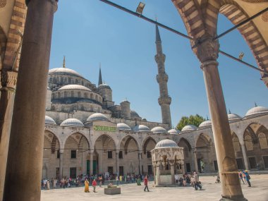 Istanbul, 10 Ağustos 2017 - Sultanahmet Camii (Sultanahmet Cami bahçesinde turist)