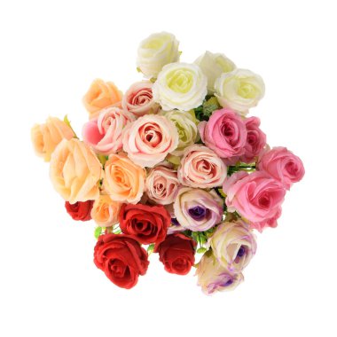 Beyaz arkaplanda izole edilmiş yapay gül çiçekleri  