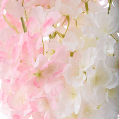 Beyaz arkaplanda yapay çiçekler izole edildi 