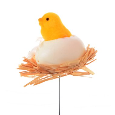 Yumurta figürlü Paskalya dekoratif pilici beyaz arka planda izole edilmiş.  