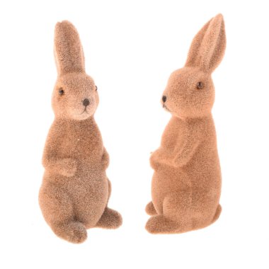 Paskalya dekoratif tavşan figürleri beyaz arka planda izole edilmiş  