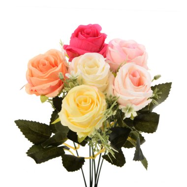 Beyaz arkaplanda izole edilmiş yapay gül çiçekleri  