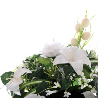 beyaz arkaplanda izole edilmiş suni çiçek buketi  