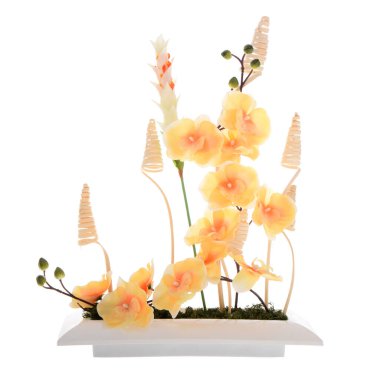 beyaz arkaplanda izole edilmiş tencerede suni çiçekler  