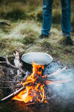 Kamp yemek yemek insan ve manzara arka plan üzerine yaz