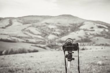 Profesyonel fotoğraf makinesi tripod üzerinde dağ arka plan üzerinde. Karpatlar, Ukrayna
