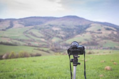 Profesyonel fotoğraf makinesi tripod üzerinde dağ arka plan üzerinde. Karpatlar, Ukrayna