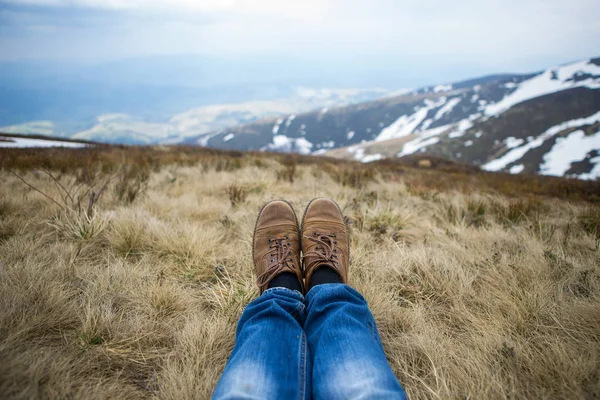 Eski deri çizme gezgin bir dağın tepesine doğal görünümünden sahiptir