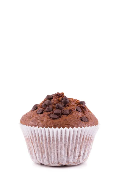 Un muffin au chocolat isolé sur fond blanc — Photo