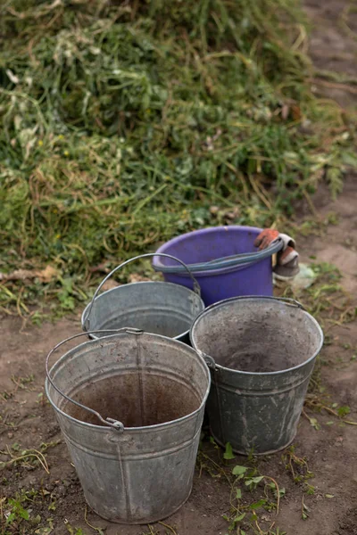 Organik Tarım, toprak arka plan boş kovalar. Hazırlama 