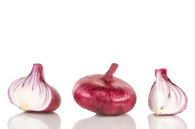 Kırmızı soğan kesimi üç parça kesim izole edilmiş.