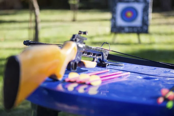 Kruisboog arbalest met pijlen klaar voor het raken van het doel in een roos op de trein — Stockfoto