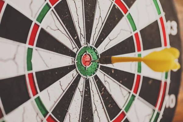 Hedef merkez iş hedefi kavramında ok dartı