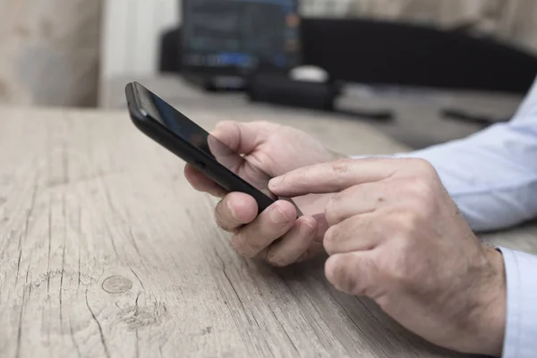 Empresario con teléfono y tablet — Foto de Stock