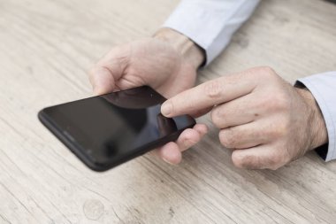 işadamı ile telefon ve tablet