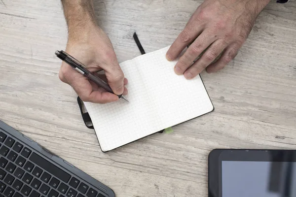 Un homme d'affaires écrit dans son journal — Photo