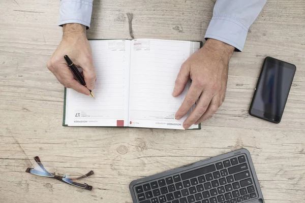 L'uomo d'affari scrive nel suo diario — Foto Stock