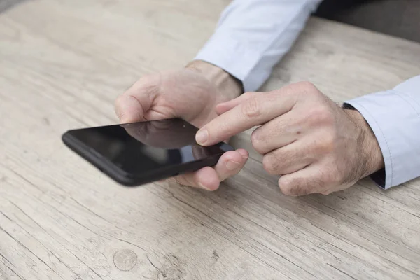 Empresario con teléfono y tablet — Foto de Stock