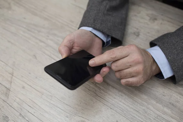 Empresario con teléfono y tablet — Foto de Stock